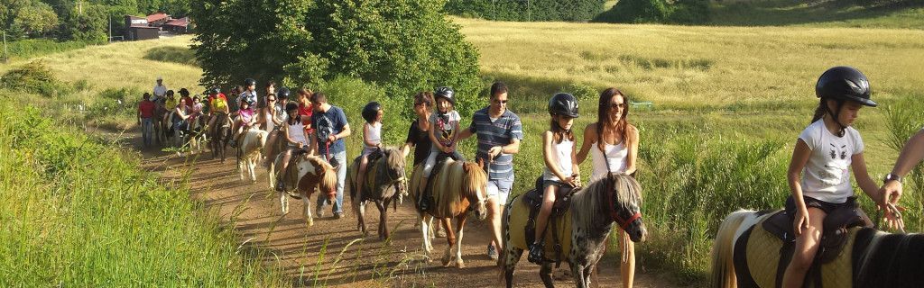ponis con niños en la Garrotxa