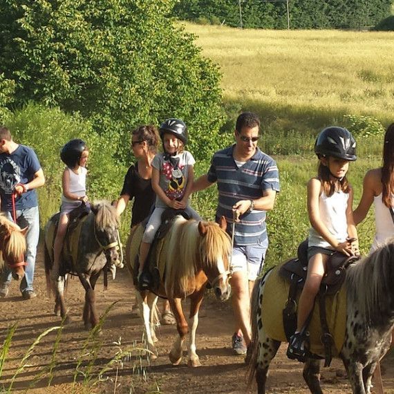 ponis con niños en la Garrotxa