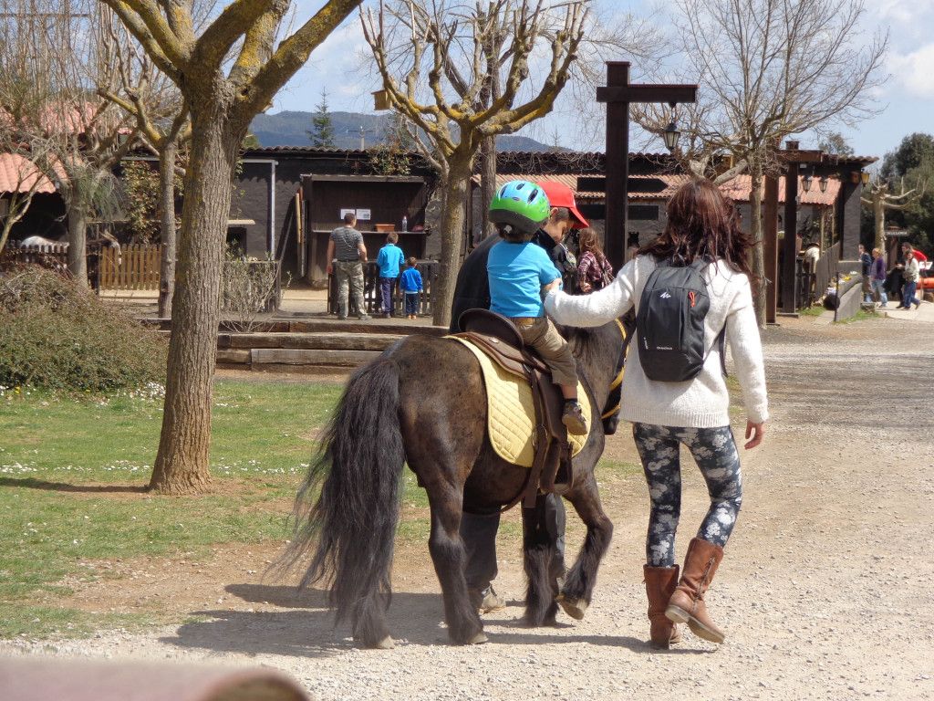 ponis con niños en la garrotxa