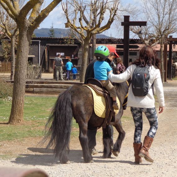 ponis con niños en la garrotxa